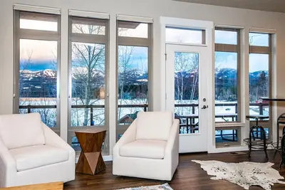 Image de Stunning Condo right on City Beach!