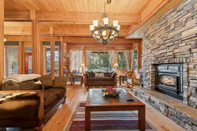Spend Summer in Whitefish! Community Indoor Pool, Hot Tub, and Sauna! Big Mountain Home!