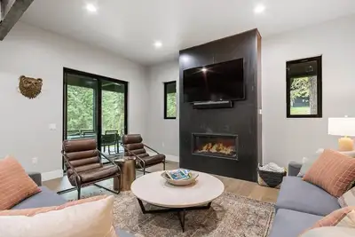 Spend Summer in Whitefish! Luxury Home! ! Just blocks from Whitefish City Beach!