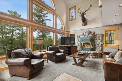 Image de Charming Vacation Home off Big Mountain Road! Firepit!