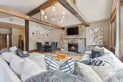Image de Plan Your Summer Getaway Today! Luxury Ski-in & Ski-out Townhome with private hot tub