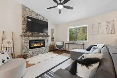 Image de Book a Summer Getaway Today! Beautiful Whitefish Home with a Private Hot Tub!