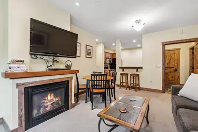 Image de Condo at The Pines! Parking Garage and Building Elevator!