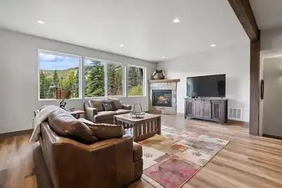 Image de Book a Summer Getaway Today! Big Mountain Ski-in Ski-out luxury townhome!