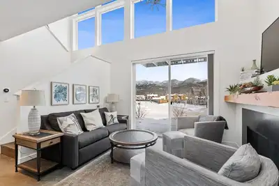 Summer Stays Available! Mountain View Luxury Quarry Home! Close to downtown Whitefish!