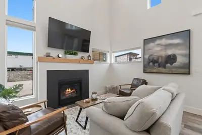 Summer Stays Available! Stunning Quarry unit! B10! Wonderful shared amenities!