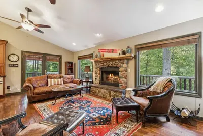 Image de Near State Park! Dog-friendly! Rustic Home with Hot Tub!