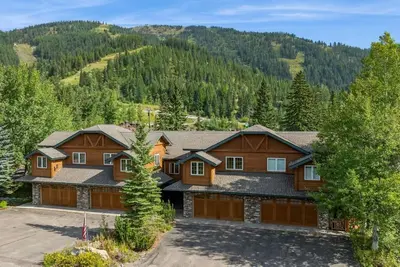 Spend Summer in Whitefish! Ski-in Ski-out townhome with private hot tub!