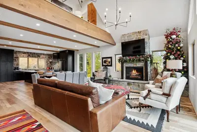 Book a Summer Stay! Private hot tub and next to the New High-Speed 6 Pack Chairlift!
