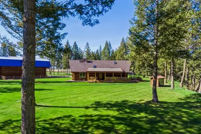 Summer Stays Available! Stunning Montana Log Cabin! Easy access to Downtown Whitefish!