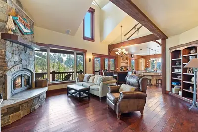 Spend Summer in Whitefish! Gorgeous Ski home on Big Mountain! Two kitchens! Private hot tub!