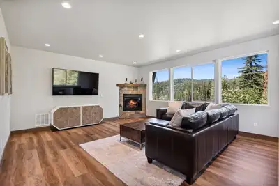 Book Now for Summer! Stunning Big Mountain Ski-in Ski-out Townhome off chair 9! Hot tub!