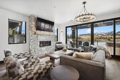 Image de Condo at Eagle Lake! Hot Tub! Close to Downtown!