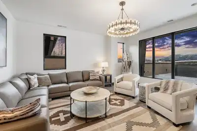 Image de Penthouse at Eagle Lake! Private Hot Tub! Near Downtown!