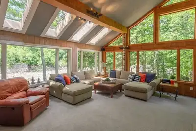 Image de Stunning River Views | Mtn Club Access | Firepit | Sleeps 8 + kids