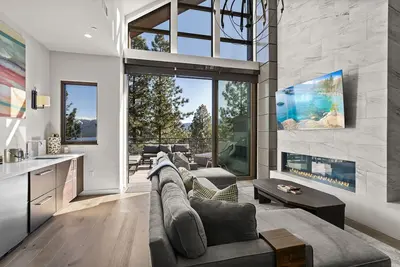 Image de Appreciate this exclusive private penthouse located on Lake Tahoe's North Shore