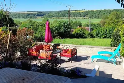 Image de Au cœur d’une nature verte, d’une rivière, du canal et des vignes.