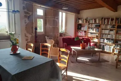 Image de Grand logement chaleureux dans maison ancienne