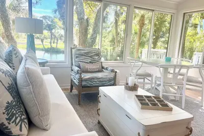 Image de New to Market. Golf & pond views. Refined beach cottage.