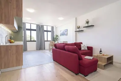 Image de Comfy Minimalist Flat by HostWise