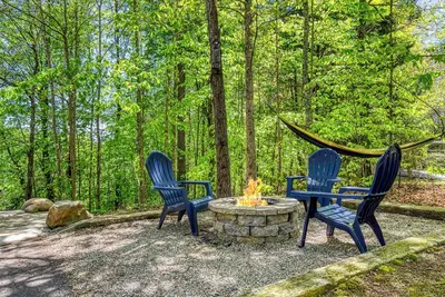 Image de Sneaky Bear Getaway, Hot Tub, Wifi, $560 Free tickets each paid day! ! !