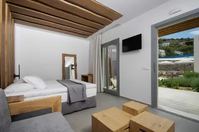 Bh835 - C - Suite Syros