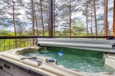 Image de New 4 Bed Pool Cabin!