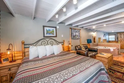 Image de Unwind in our charming cottage, perfect for a romantic getaway or solo retreat.