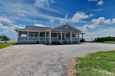 Image de Papa's Place | Bayfront, Pet Friendly, Private Dock, Pool + Firepit!