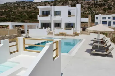 With a surface area of 160m² of accommodation, Villa Elaia consists of 4 luxury bedrooms.