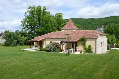 Image de L'hirondelle, Ruime Geschakelde Bungalow met Privé Terras en Tuin met Zwembad