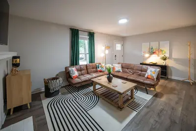 Image de North Hills Oasis- 5mins from North Hills, Newly Renovated, Two En Suites!