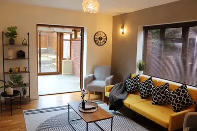 Image de Maison confortable de 3 chambres et 2 salles de bains avec parking