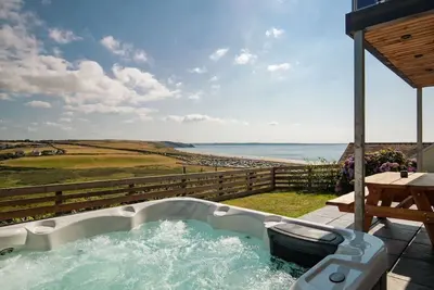Image de Stunning Beach House for 10 with Hot Tub & Parking