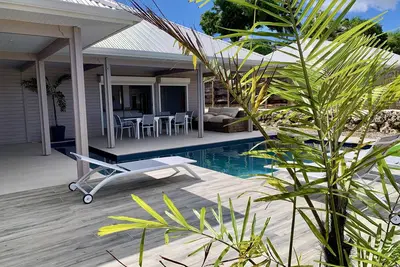 Image de villa de 180 m2, 3 chambres de 6 Ă 8 personnes avec piscine et jardin privatifs