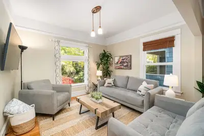 Lush Paradise 4 Br/2ba~Next to Park~ Walkscore 98