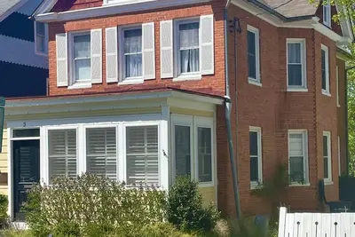 Image de Vintage Retreat: 5 minute walk to downtown, Naval Academy, Stadium and more. \n