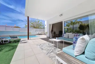 Image de Villa avec piscine privée et jardin