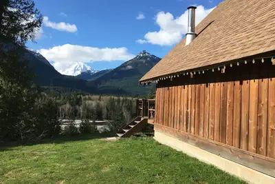 Image de Cozy cabin with views of Mt. Rainier & the Cowlitz river.