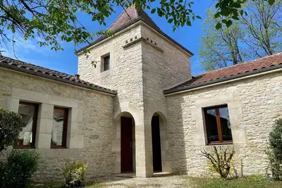 Image de Le Petit Duc Half Vrijstaande Ruime Bungalow met Privé Terras en Zwembad