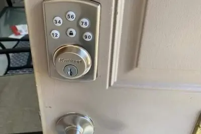 Image de Lovely renovated, 2-bedroom home with free parking