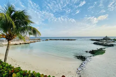 Image de Welcome to our Curacao Condo with Patio & Steps to the Pool Deck & Private Beach