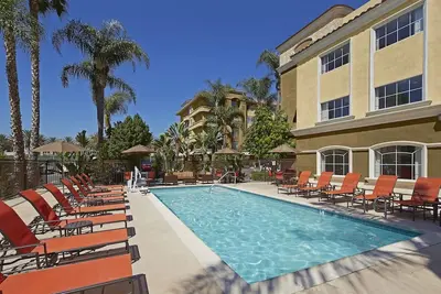 Image de Sunny Anaheim Stay: Steps from Disney, with Pool & Free Parking | 2 Units