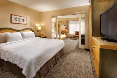 Image de Anaheim Family Suite: Steps from Disneyland with Pool & Free WiFi!