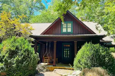 Image de Cozy 3 bed - 2. 5 bath meticulously appointed in the woods of Clifftops