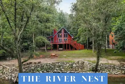 Image de Riverfront Cabin: hot tub, kayaks, tubes, Ev charger, And dog friendly!