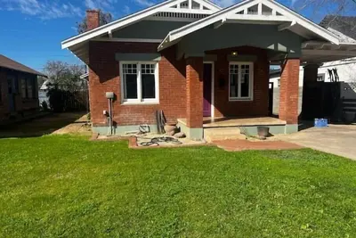 Image de Spacious & Inviting Bungalow near Downtown\n