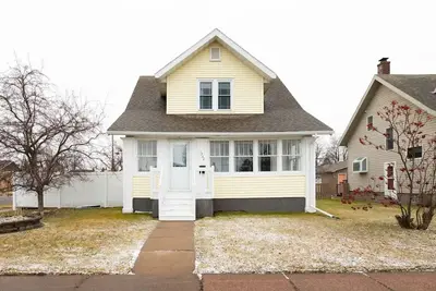 Image de The Sunflower Home- Game Room & Hot Tub! Pet Friendly: Dogs & Cats are welcome!