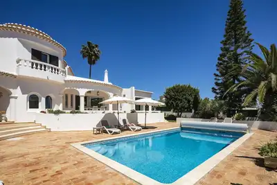 Image de Belle maison rénovée avec piscine tout près du club de tennis et padel