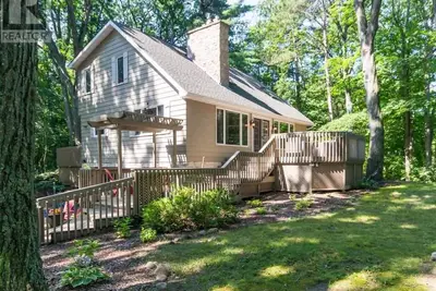 Image de Charming family cottage: walking distance to beach & famous Lake Huron sunsets.